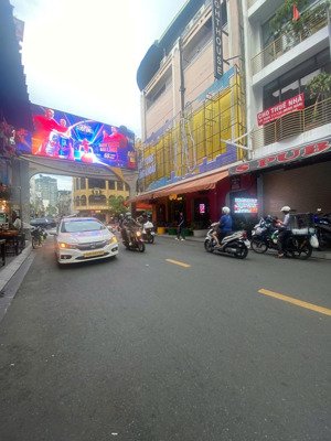 bán khách sạn phố tây bùi viện, q1 giá 140 tỷ