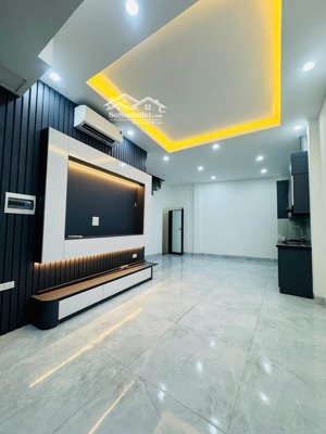 đầu phố ngọc lâm - long biên 37m x 5t mà chỉ có 7.4tỷ thương lượng mạnh