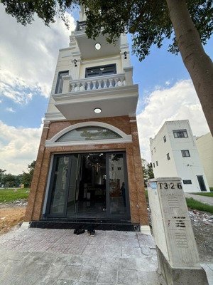 bán nhà mặt tiền 12m. 1 trệt 2 lầu phường tân đông hiệp tp. dĩ an bình dương diện tích: 60m ( 4m