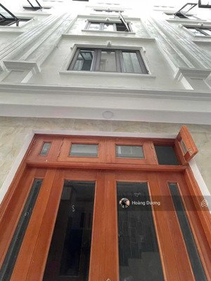 nhà ngay trục thông oto, sát chợ, ubnd , hồ điều hòa. chỉ hơn 4 tỷ- chỉ dọn đồ về ở. 5p đh phenika