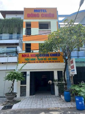 bán khách sạn 3 tầng gồm 13 phòng. pccc đầy đủ. cho thuê 15tr/th. dt: 100m2 (5x20m). giá: 6.1 tỷ