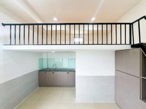 phòng gác/studio - ban công ngay xa lộ hà nội - ngã tư mk - ga metro bình thái