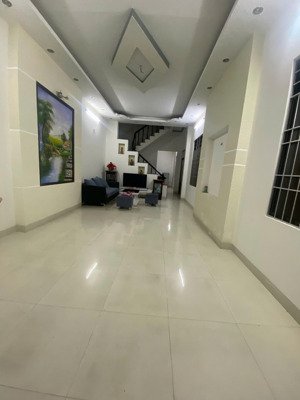 cho thuê nhà nguyên căn 3 tầng ngay vòng xoay hoàng diệu, cách biển 700m, 5pn, 6wc giá 14 triệu