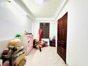 HIẾM, CHỈ 8 TỶ NHÀ LÔ GÓC, NỞ HẬU LÕI NGỌC LÂM 40M, 4T, MT5M, GẦN PHỐ, THÔNG TỨ PHÍA.