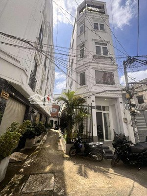 giá tốt,siêu phẩm hàng hiếm.lô góc 6 t 4,1*12,5 sổ a4.tặng toàn bộ nội thất gỗ thật.chỉ 8,5 tỷ