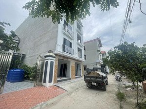 nhà mới 4tx40m2 đường ôtô tránh nhau kinh doanh buôn bán,900m ra ubnd đông la 4,2 tỷ