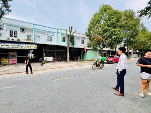 bán ngay dãy trọ bàu bàng nằm ngay kcn gồm 1 kiot full thổ cư 100% dân cư đông đúc mặt tiền 12m