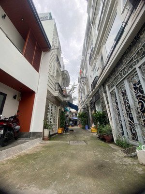 chỉ 2tỷ950hẻm ôtô lê quang định diện tích 42m² (7 x 6) 2 tầng 2 phòng ngủ 2 vệ sinh-sổ đỏ .