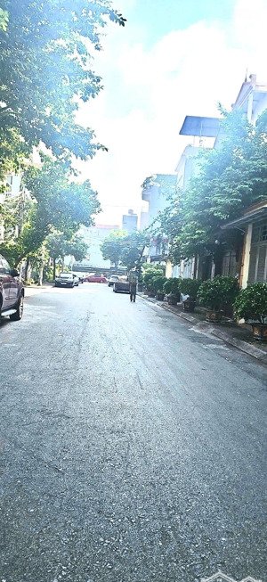 siêu hot - nhà dân xây chắc chắn tại việt hưng, ngõ thông rộng - ô tô vào tận nhà.