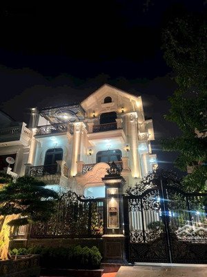 cần bán bt 205m2, mt 11m vị trí bt6 ngay vườn hoa và trường quốc tế marie curie, chỉ 3x tỷ.