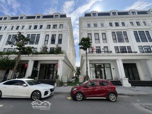 bán gấp 2 căn xẻ khe 3 mặt thoáng để xử lý công việc. hướng tây nam và đông nam