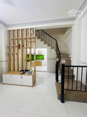 bán nhà hẻm đường hồ đắc di dt 4x10 đúc 1 trệt 2 lầu bán 5,38 tỷ lh hiểu