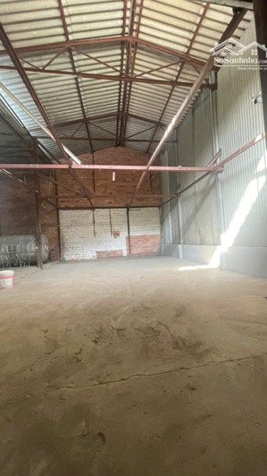 tôi cho thuê ô đất 120m2, đã xây thành nhà kho chắc chắn (cao 7m, có dầm sắt thành 2 tầng để hàng)