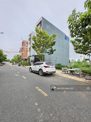 đất phú hồng thịnh 9- còn sót lại 4x19 chỉ 3.8 tỉ. khu víp dân trí đường thông.lh 