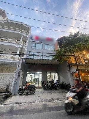 căn nhà đẳng cấp gần vạn hạnh mall ngang gần 7m, 3 tầng, q.10