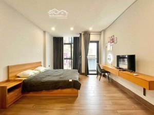 căn hộ studio cửa sổ lớn , có bancol xa bếp giáp quận 3 , quận 1