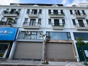 cần bán gấp căn shophouse sông hồng hoàn thiện có thang máy tại trung tâm trâu qùy, gia lâm