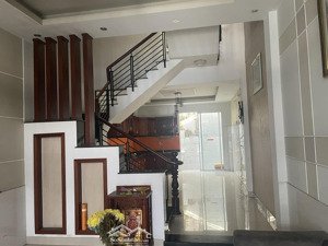 nhà riêng 3 tầng lầu - 68m2 - xe hơi ngủ trong nhà, gần chợ phạm văn bạch - 6,879 tỷ