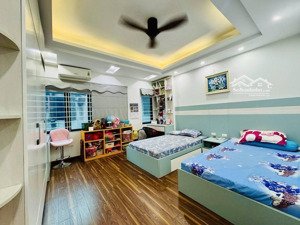 bán nhà cầu giấy 40m2*6t, mt4m. 2 mặt thoáng mở cửa, cách ô tô 10m, nhà mới ở ngay 9.3 tỷ