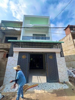 chủ gửi bán nhà 1t1l phường hoá an tp biên hoà. dt: 5x20= 100m2. giá:3tỷ 850 bớt lộc đường trước 6m