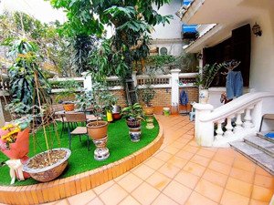 biệt thự từ hoa - hồ tây. toạ lạc bán đảo tuyệt đẹp - ngõ thông 2 bên đều mặt hồ. dt 166m2. mt 8m