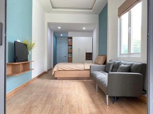 cho thuê căn hộ studio ban công rộng rãi, nhà mặt tiền tại trung tâm quận 5, gần cầu nguyễn văn cừ