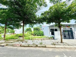 bán lô đất siêu đẹp hòa sơn 6. diện tích 145m. kẹp cống thoát hiểm. đường quy hoạch 5,5m.