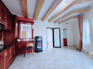 cho thuê căn hộ 2 phòng tại cổ linh phố trạm đủ đồ, có thang máy