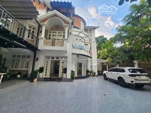 cho thuê biệt thự sân vườn nguyễn văn hưởng, thảo điền, tp.thủ đức