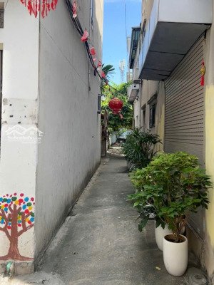 nhà 2 mặt tiền, thoáng, móng kiên cố cho 5 tầng, gần các trường từ mầm non, cấp 1,2,3 trường tốt