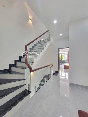 nhà đẹp đường 6m thích quảng đức - phú nhuận. đang cho thuê 23tr. gần thcs trần huy liệu