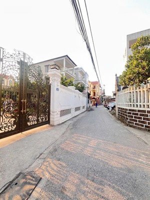 giang biên bán đất tặngnhà 2 tầng ngõ thông ô tô vào tận nhà, tiện ích ngập tràn