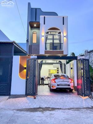 Nhà lầu rộng có sân đậu ô tô - Cách Trường đại học Y Dược 3km