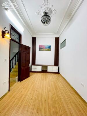 Bán nhà Hào Nam ngõ thẳng thông 3 thoáng mặt tiền rộng nhà vuông đẹp 32m giá 8.5 tỷ .