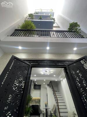 Nghi Tàm - Thang máy - 30m Oto - 7 Ngủ - Nhỉnh 17 Tỷ.