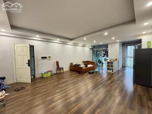 Cần bán gấp siêu phẩm chung cư 121m2, 3 ngủ, lô góc view đẹp
