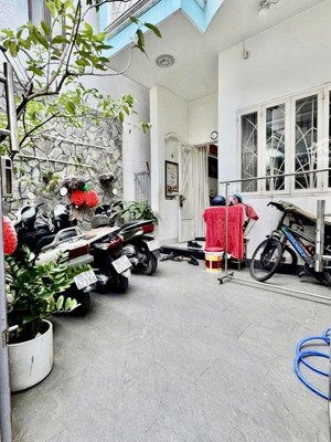 bán nhà hoàng hoa thám giáp quận 1- 67m2- ngang 4.1m-3 tầng- có sân rộng-hxh thông chỉ 8.8 tỷ