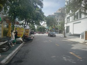 cho thuê nhà mặt ngõ 32 phố mạc thái tổ ô tô chánh nhau nhà mới có thang máy vĩa hè rộng