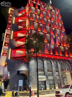 CHO THUÊ TÒA NHÀ GÓC 2 MẶT TIỀN NGAY BẾN NINH KIỀU GIÁ 200 TRIỆU THÁNG