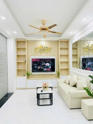 bán nhà cầu giấy, gần phố, giá tốt ngõ thông ba gác đỗ cửa. 5 tầng xây mới, mặt tiền 6,4m