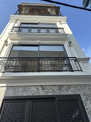 diện tích 33m2 , 5 tầng , lô góc, ô tô đỗ cửa , full nội thất , giá hơn 6 tỷ . thạch cầu long biên