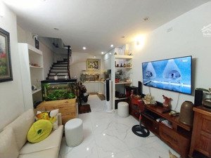 tầm tiền hơn 6 tỷ - vị trí đẹp - lô góc - 1 nhà ra mặt ngõ - full nội thất - vài bước ra oto