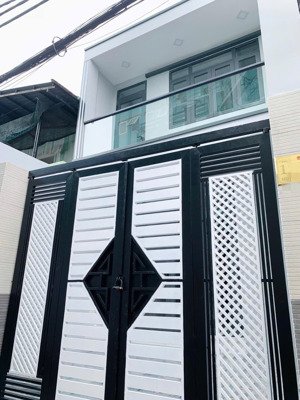 tôi bán nhà 107 m2, 1 trệt. 1 lầu, 6 pn, 4 wc, chia làm 2 căn, tuyệt đẹp, quận 7, giá: 8,2 tỷ