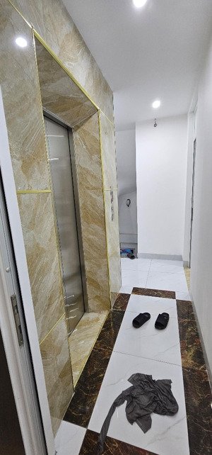 cần bán nhà trung tâm ba la- hà đông - 5tầng - thang máy - lô góc - ô tô dừng đỗ ngày đêm.