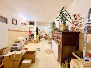 văn chương - đống đa - ô tô tải đỗ cửa - sân để xe trước nhà - gần hồ thoáng mát