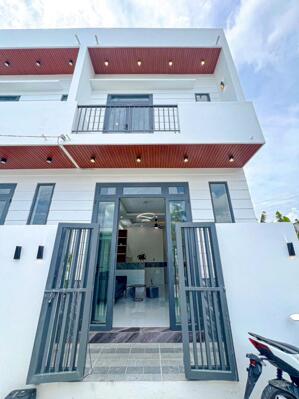 Nhà trệt lầu xây mới 3 phòng ngủ, gần trường đại học Tây Đô và đại học Võ Trường Toản