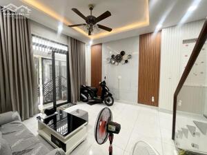 CMT 8 - THÔNG BỜ KÈ HOÀNG SA, 4.4x10, 4 tầng BTCT, sáng bừng Ngã Tư Bảy Hiền.