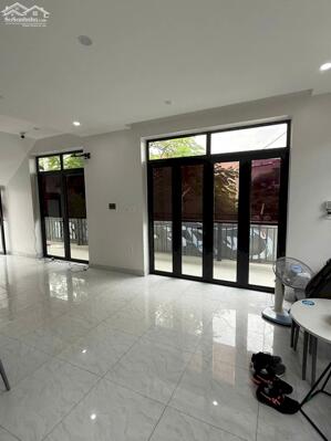 Cho thuê tầng 2 nhà mặt đường Hồ Sen , Lê Chân . Làm văn phòng , Spa, mi móng , dạy học ok