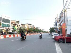 Cho thuê cả nhà MT: 4,5m DT: 40m2 phố Hồ Sen vỉa hè rộng, nhận diện tốt.