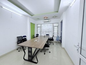 cho thuê nhà ngõ 261 phố trần quốc hoàn, dt 50m2 x 5 tầng mặt tiền 4m, 22 triệu/th